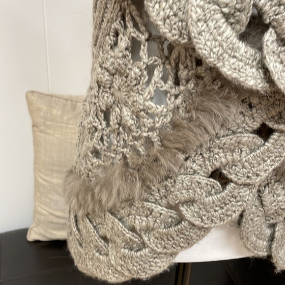Sioni Wool mix / fur lined crochet/knit vest. - Picture 4 of 13